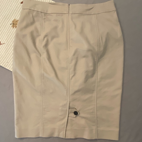 🌸Buy 2 for $10🌸
Beige pencil skirt 2 front pockets - Picture 4 of 4